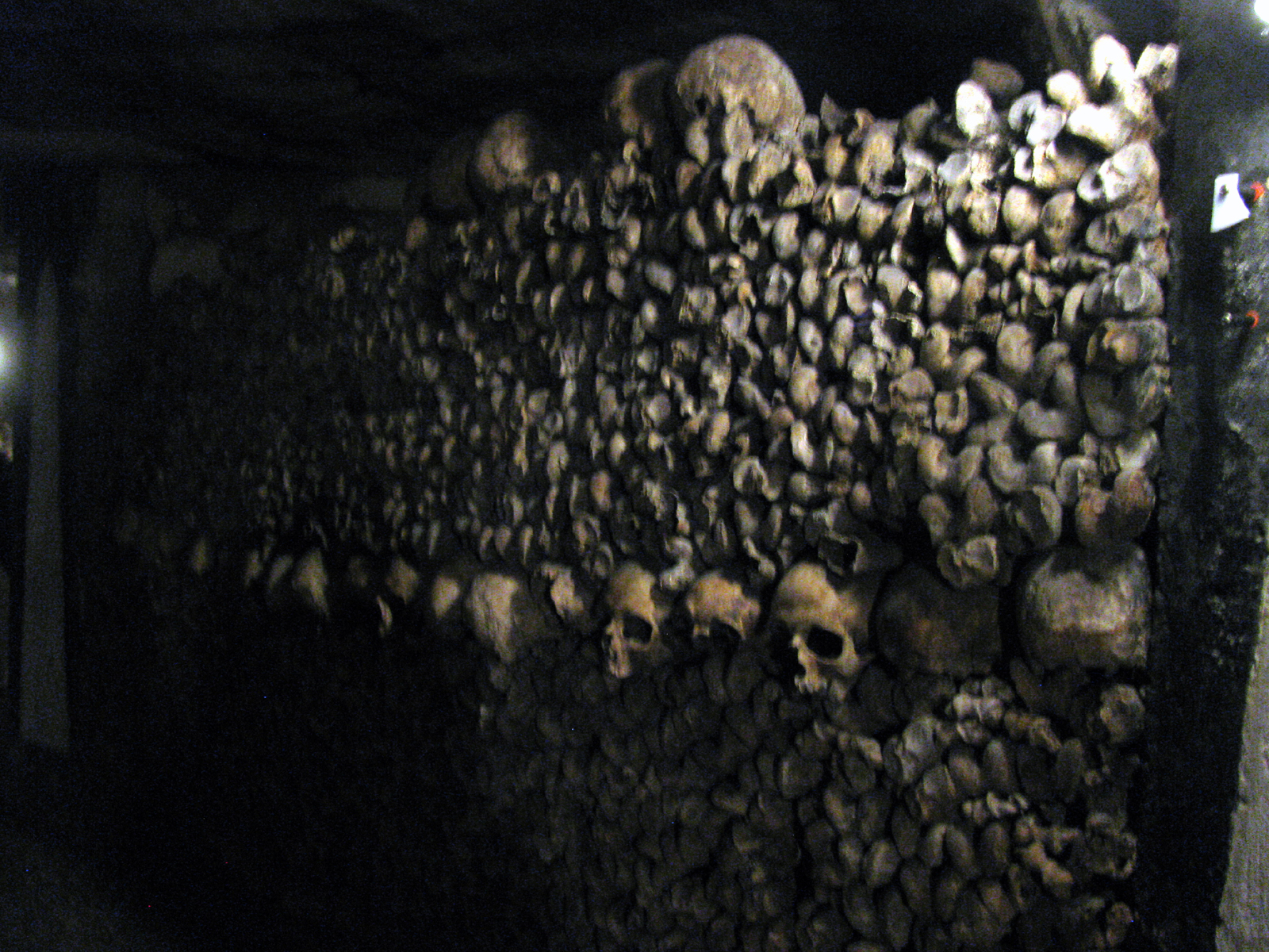 Atrás da parede de crânios e tíbias, os esqueletos eram depositados sem ordem