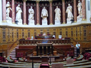 O semicírculo menor, com estátuas de figuras importantes da história política francesa