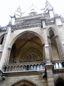 A sacada da capela alta da Sainte-Chapelle de Paris