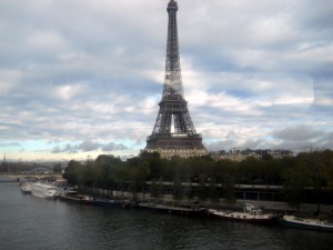 Torre Eiffel vista do metrô de Paris