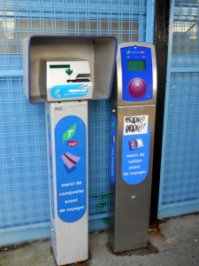 Máquinas para validar a passagem do metrô de Paris