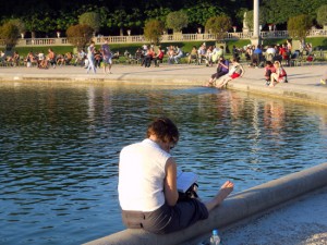 Leitura no Jardim de Luxemburgo, em Paris