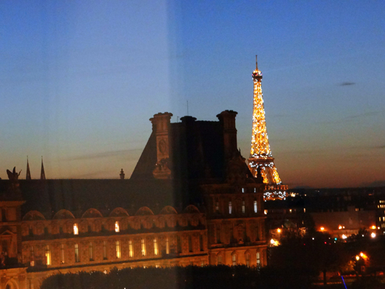 A Torre piscando vista de dentro do Louvre