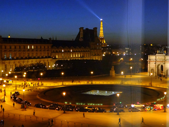 Tem até o reflexo da janela do Louvre