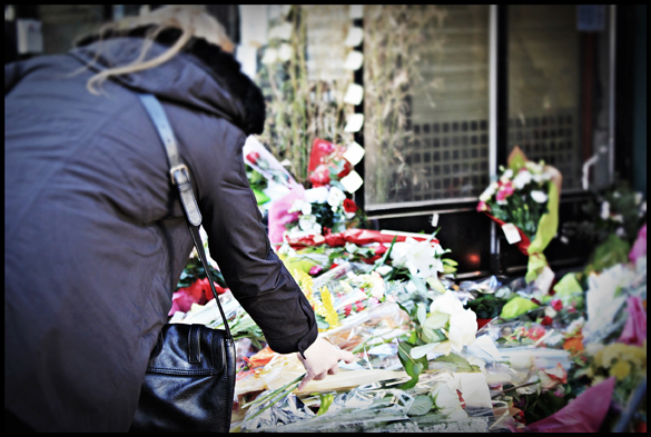 Homenagens perto do Café La Belle Equipe, onde 19 pessoas foram mortas. Foto: Monica Toledo