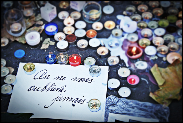 Homenagens perto do Café La Belle Equipe, onde 19 pessoas foram mortas. Foto: Monica Toledo